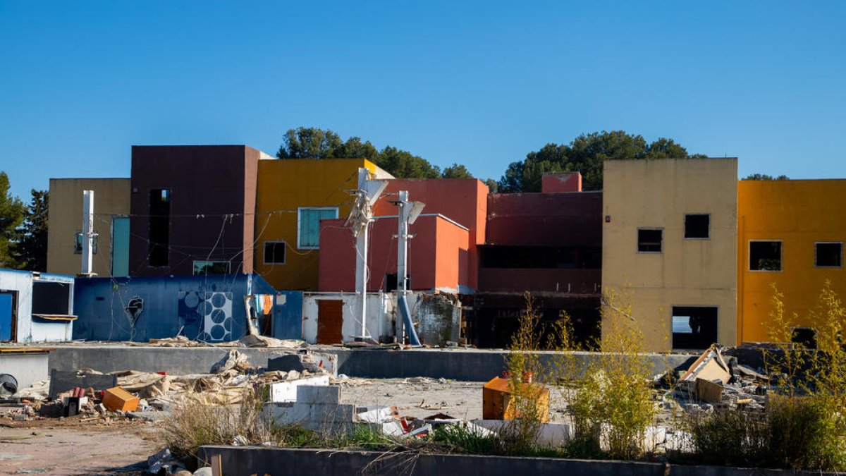 Els saquejadors han desmantellat columnes com les que es veuen al fons de la imatge.