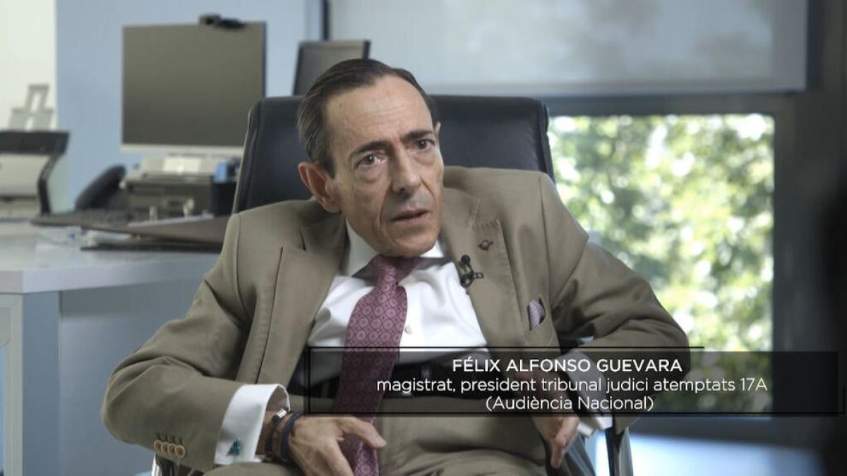 Fotograma de la entrevista al juez Guevara, en ‘3 dies d’agost’.