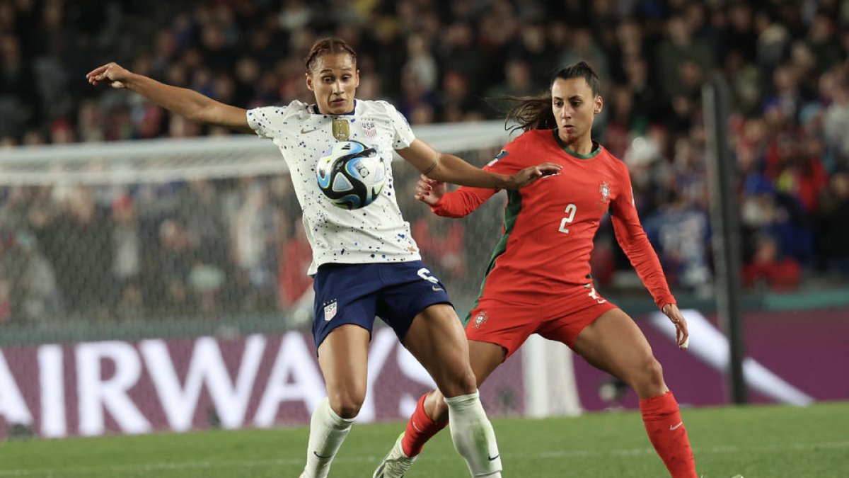 Williams, dels Estats Units, disputa la pilota amb la lusitana Amado.