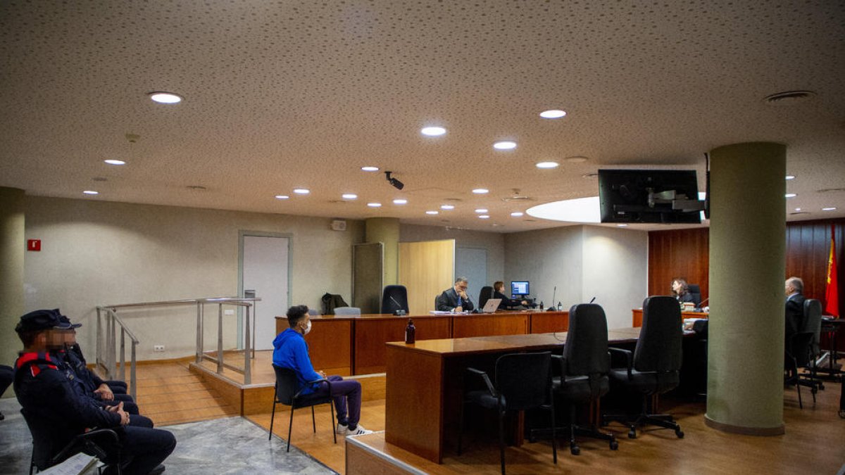 El acusado, que fue detenido el martes, estuvo custodiado por cuatro agentes de los Mossos.