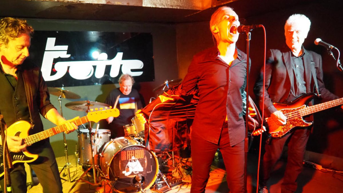 El grupo británico durante su actuación en La Boite.