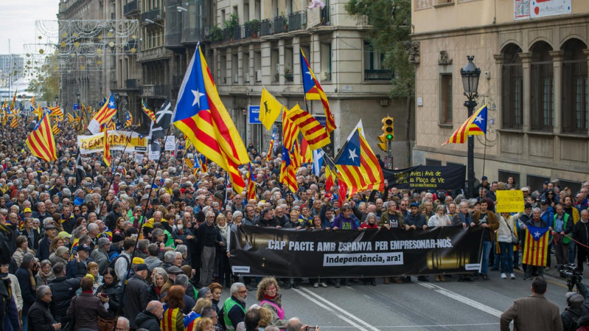 La capçalera de la manifestació de l’ANC que va recórrer Barcelona contra la reforma de la sedició.