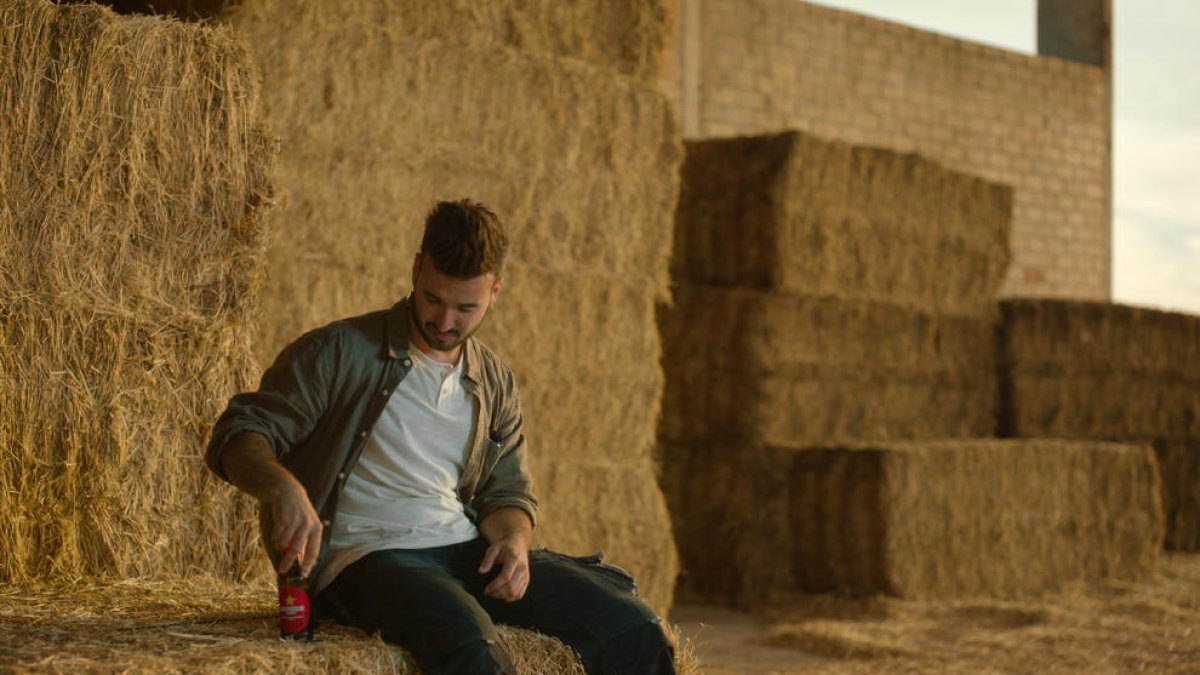 Joan Bertrand en una de las tomas del televisivo anuncio de Estrella Damm.