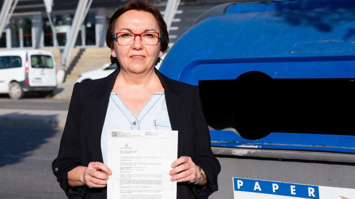 Mercè Rol mostra la multa que va rebre sense cap avís previ.