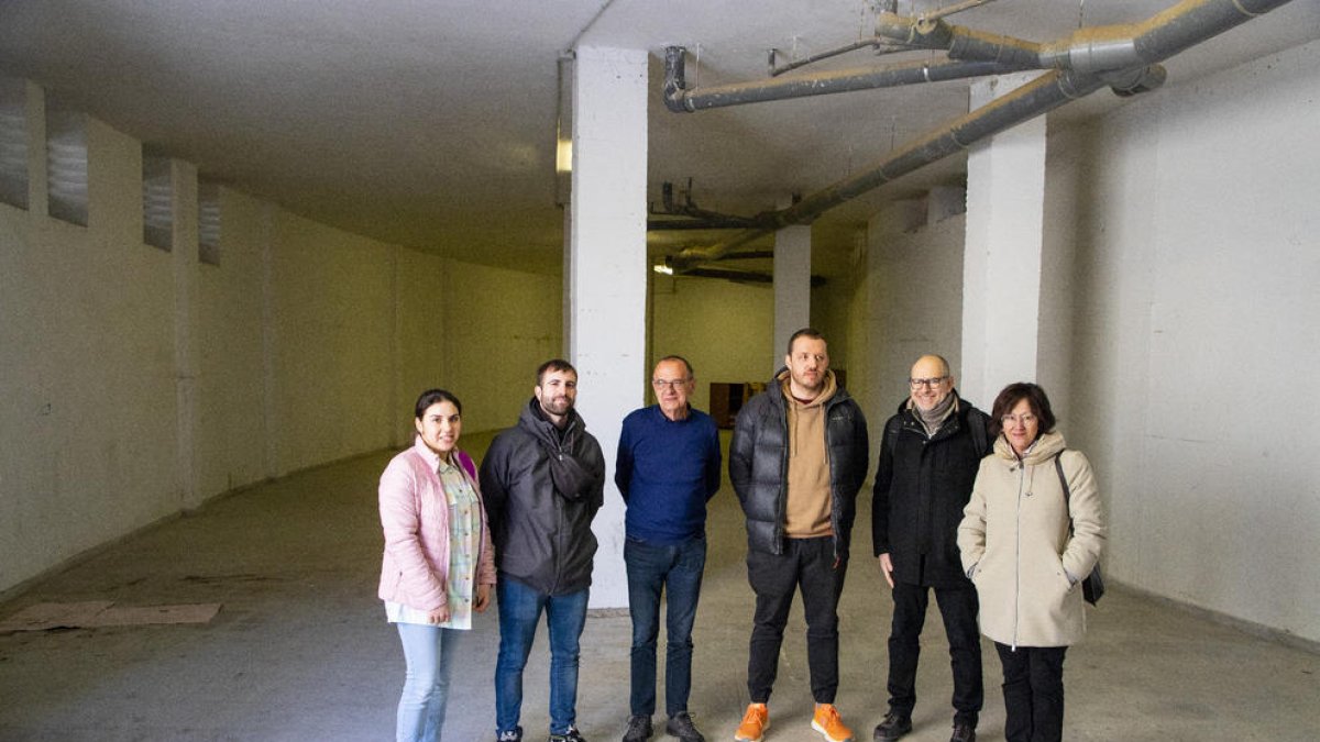 Pueyo y Ruiz de Loizaga (en el centro), con dos miembros de La Cristaleria en el local.