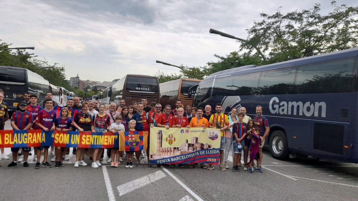 Unas 50 personas, socios y simpatizantes de las peñas leridanas Som un Sentiment y 1970, viajaron el domingo a Barcelona para disfrutar del Trofeu Joan Gamper.
