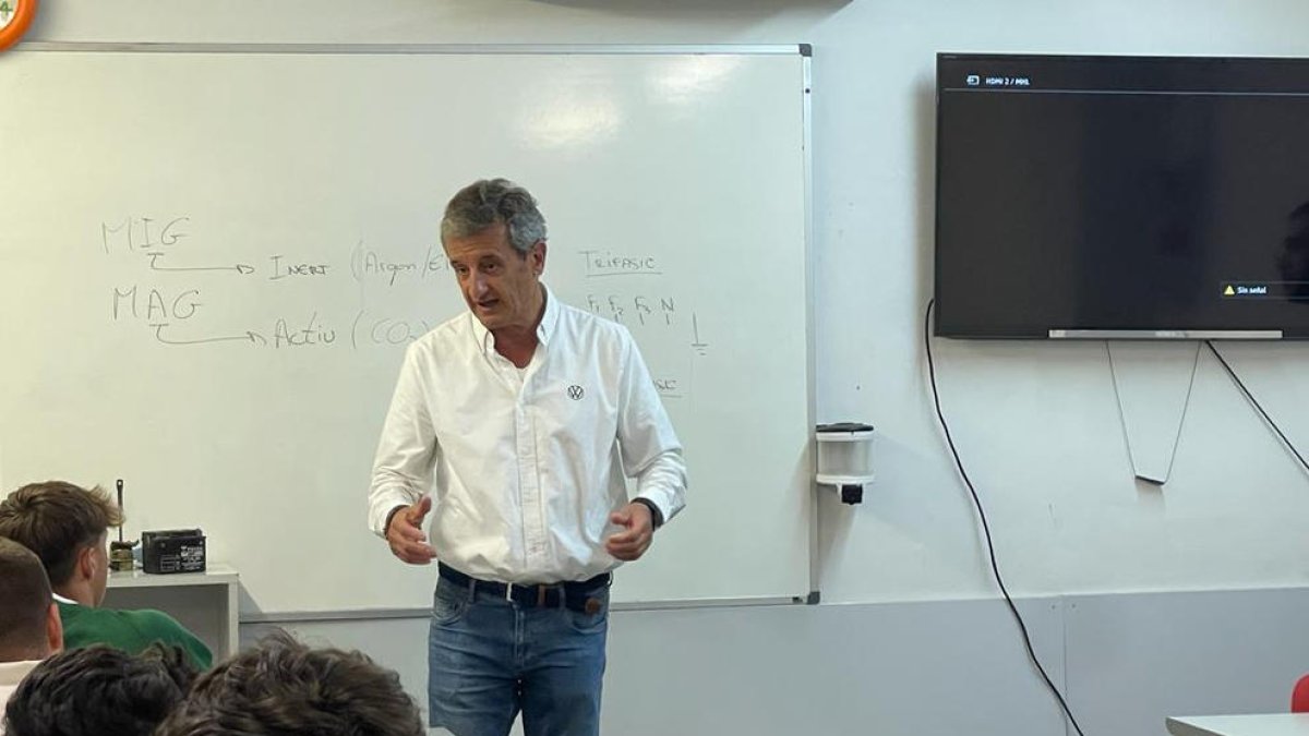 El copilot Luis Moya visita l'escola de FP d'electromecànica CTI de Lleida