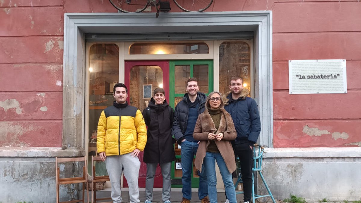 “Quan el cel es torna gris” - Nombre del documental que Oriol Andrés, Carlos Roiger y Guifré Muixí están preparando sobre el campo de concentración de la Seu Vella. En la imagen aparecen junto al historiador Gerard Pamplona y Estefanía ...