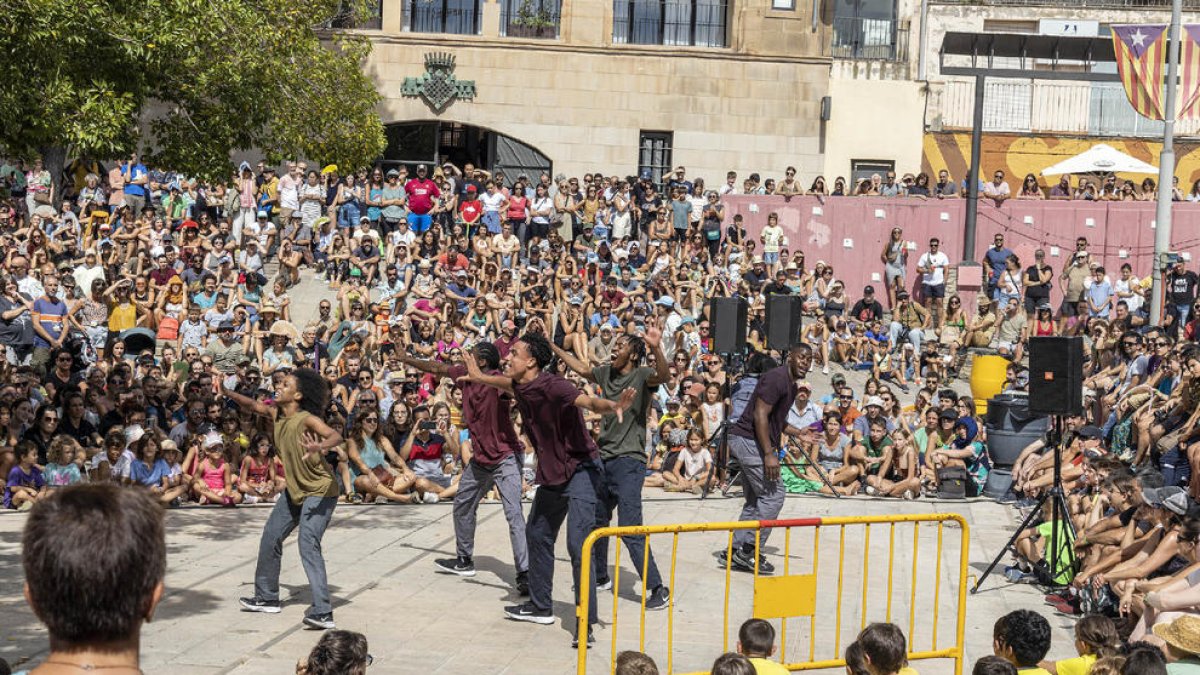 La plaça de les Nacions Sense Estat, plena de públic