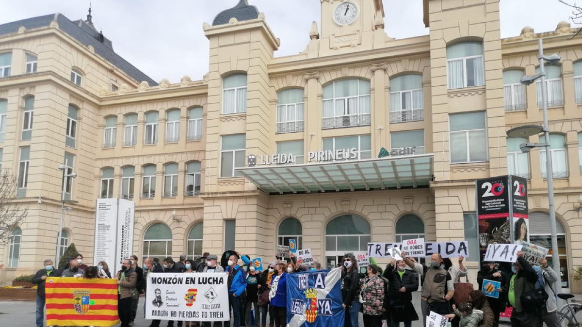 Una de las movilizaciones en favor de la línea de Lleida a Zaragoza.