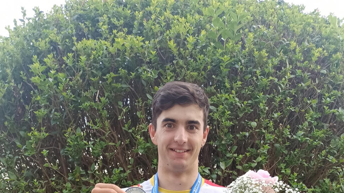 Miquel Travé posa con la medalla de plata lograda ayer en la modalidad de patrullas del Europeo.
