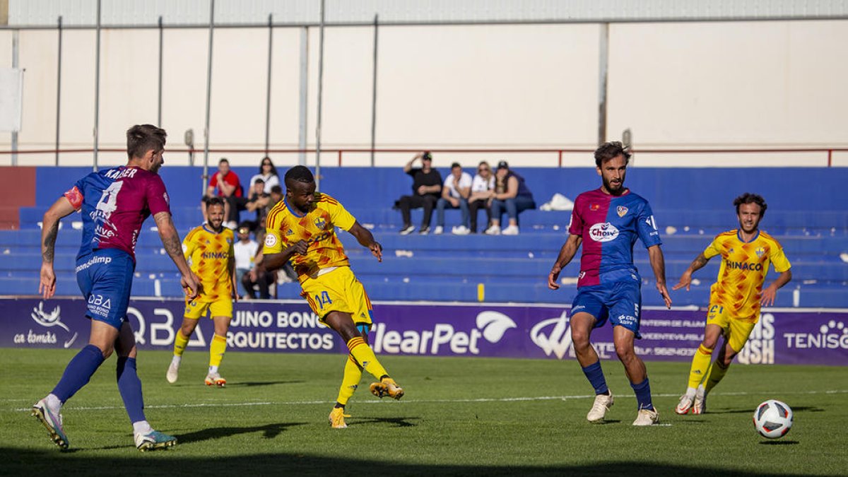 Pape Diamanka, rematant la passada enrere de Comeras, per anotar el primer gol del partit i estrenar-se com a golejador amb la samarreta del Lleida.