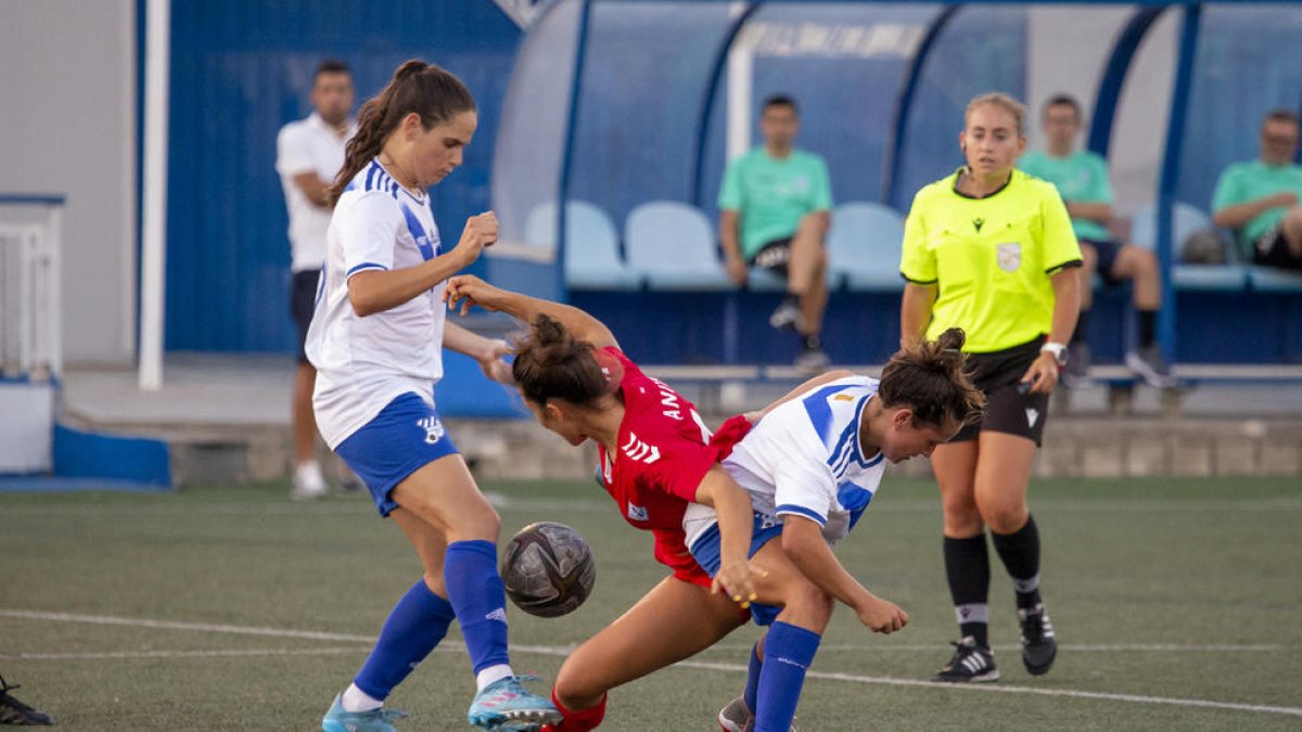 Ana Velázquez pierde el balón ante la presión visitante, en una acción del partido de ayer.