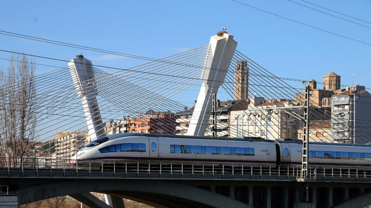 Un tren AVE sortint de Lleida