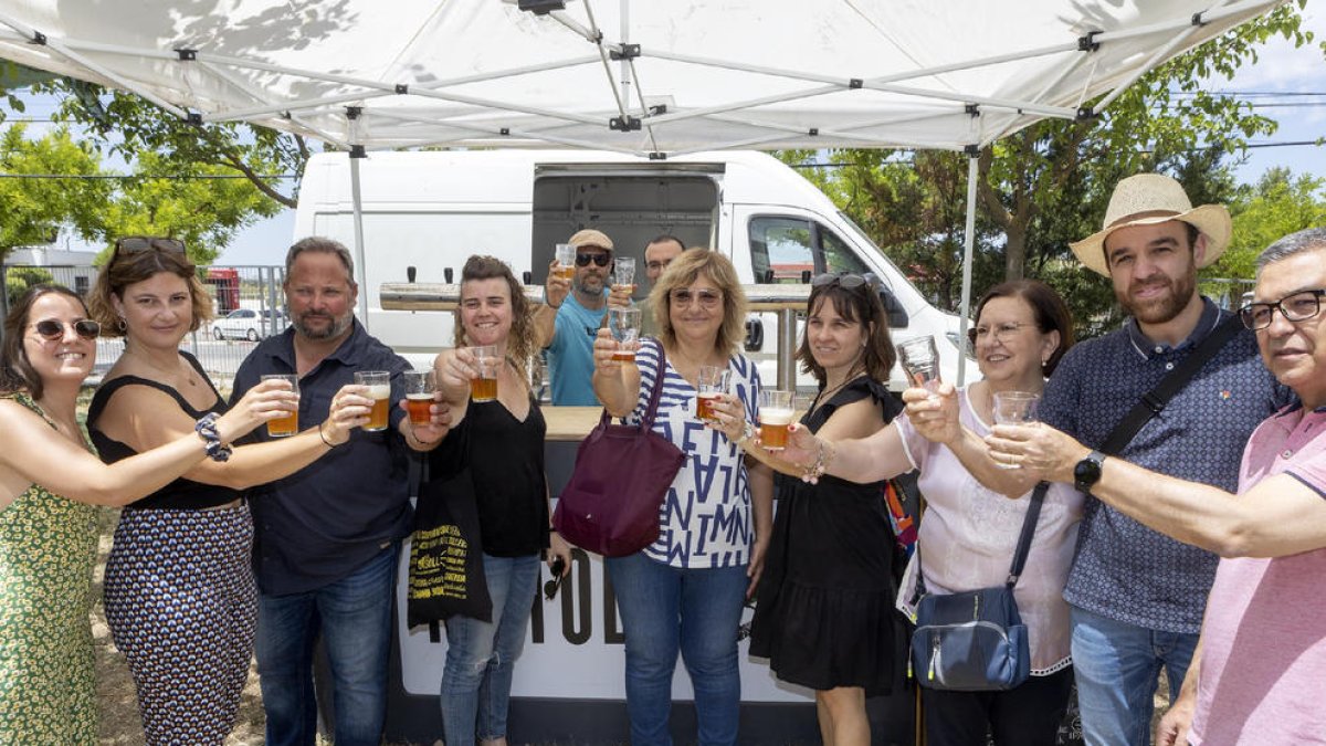 Asistentes brindando con una de las variedades de cerveza presentes en la feria.