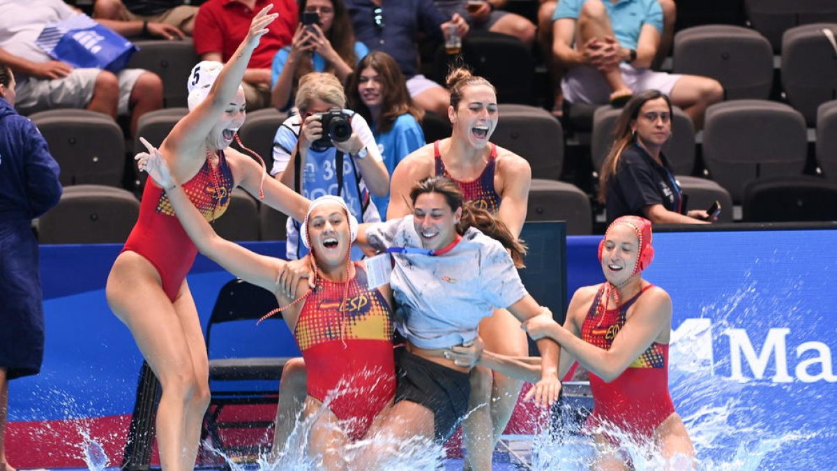 Las jugadoras españolas celebran el título.