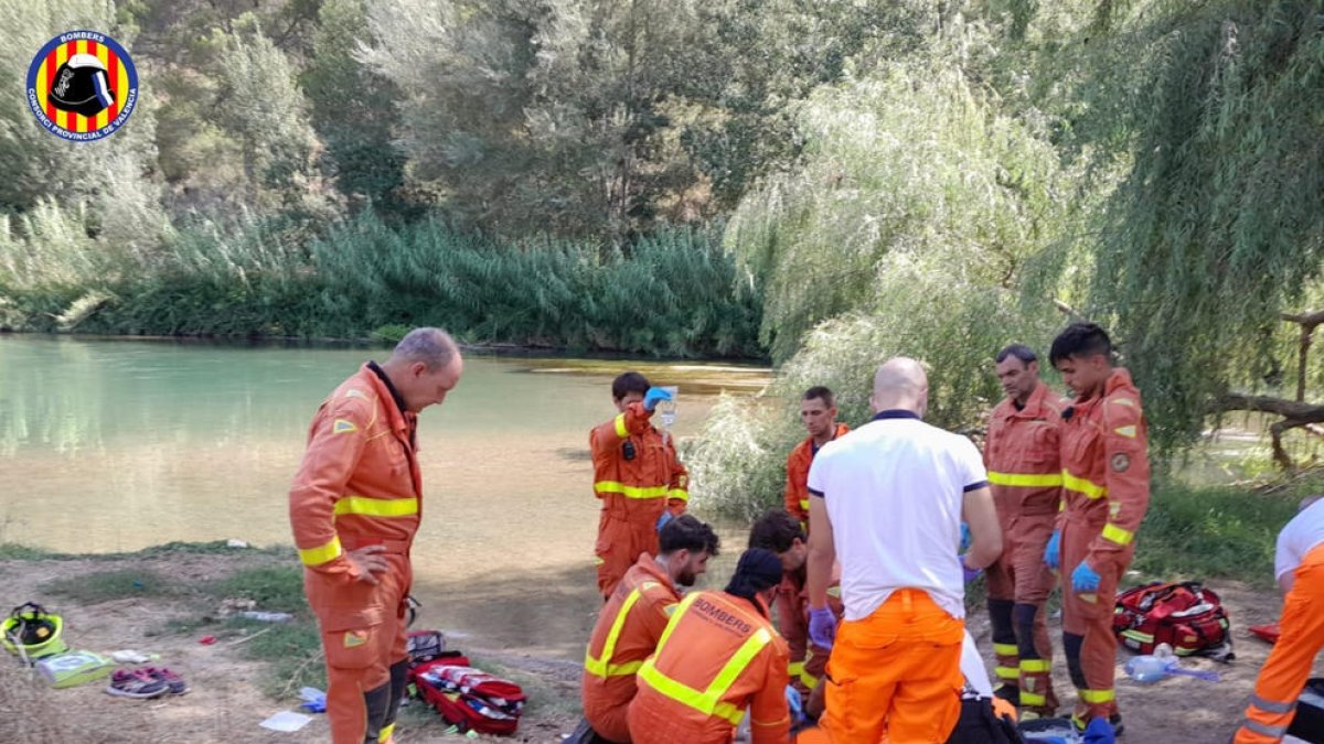 Los servicios de emergencias en el lugar donde falleció el padre de la niña.