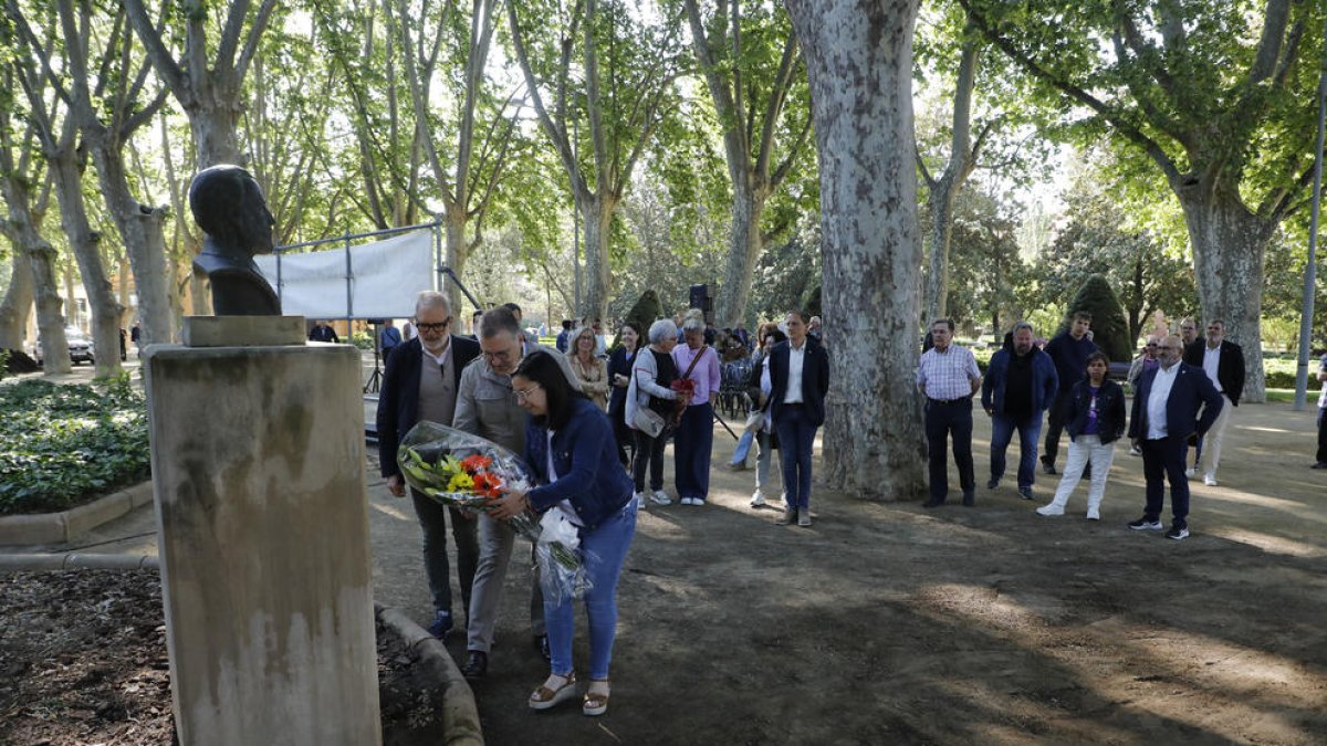 Ofrena. Abans de les marxes, UGT, Fèlix Larrosa (PSC) i Jordina Freixanet (ERC) van fer una ofrena al monument a Pablo Iglesias, fundador del PSOE.
