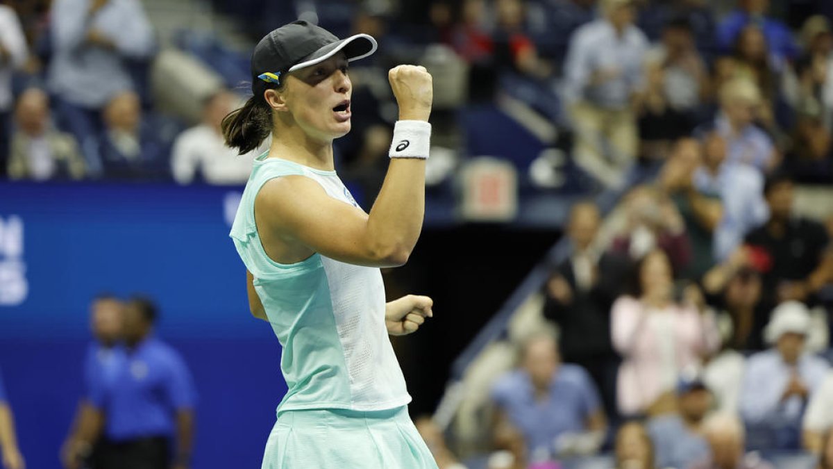 La número 1 del mundo, Iga Swiatek, celebra su pase a la final tras superar a la bielorrusa Sabalenka.