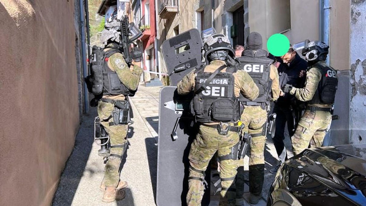 Agents dels GEI van participar ahir en la recerca de l’autor de la mort del jove de 15 anys.