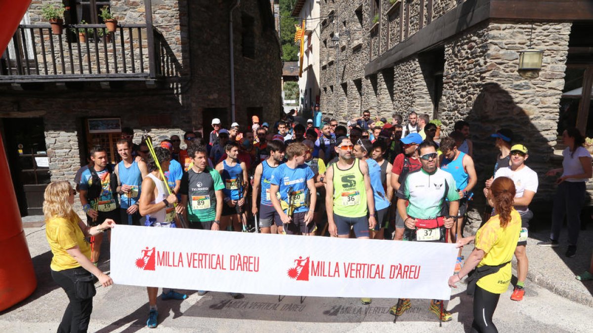 Els corredors esperen a la sortida instants abans de donar inici a la prova.