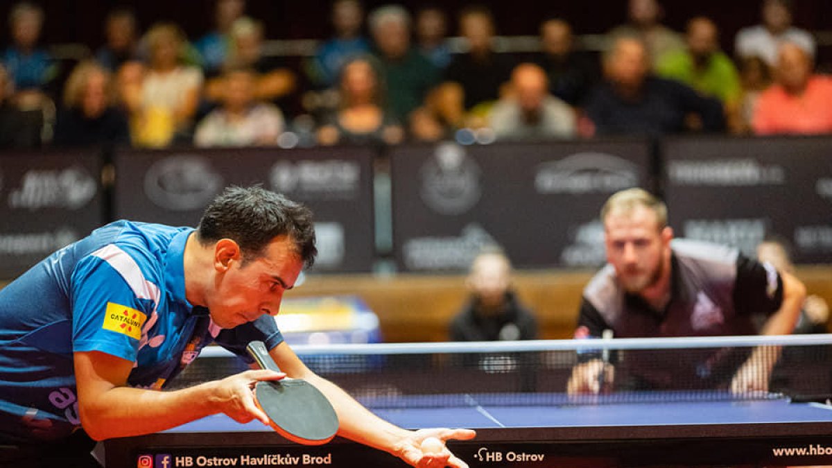 Marc Duran, en una acción del partido que le enfrentócon Mihal Sargu, ayer en Ostrov.