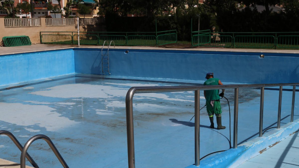 Els treballs de repintat de les piscines de Mequinensa.