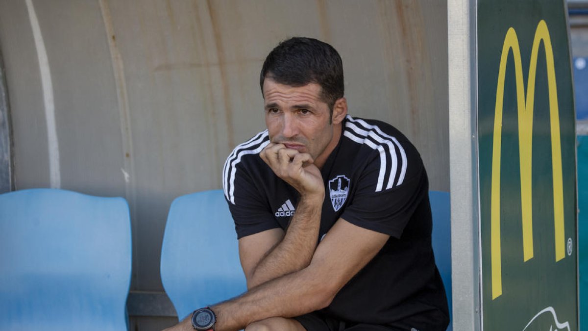 Pere Martí, en el banquillo de Pinilla, el pasado domingo, durante el partido contra el Teruel.