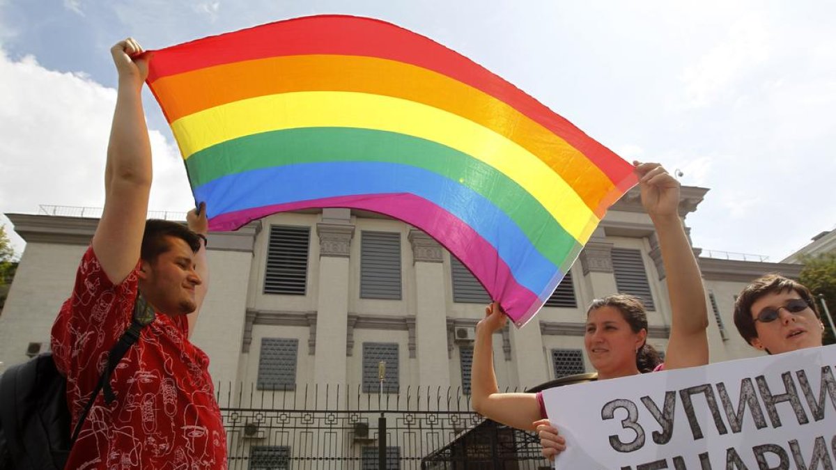 Activistas LGBT sostienen una bandera durante una protesta exigiendo una investigación del asesinato de la activista rusa por los derechos LGBT Yelena Grigoryeva frente a la Embajada de Rusia en Kiev, Ucrania.