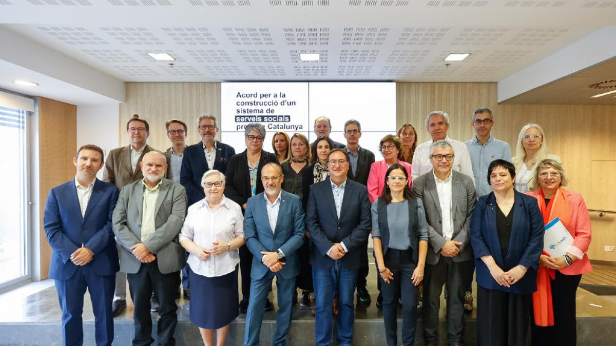 Foto de grup dels implicats en l’acord.