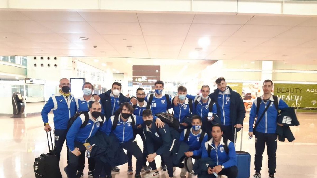 L’expedició del Llista, ahir a la tarda abans d’embarcar al Prat cap a terres franceses.