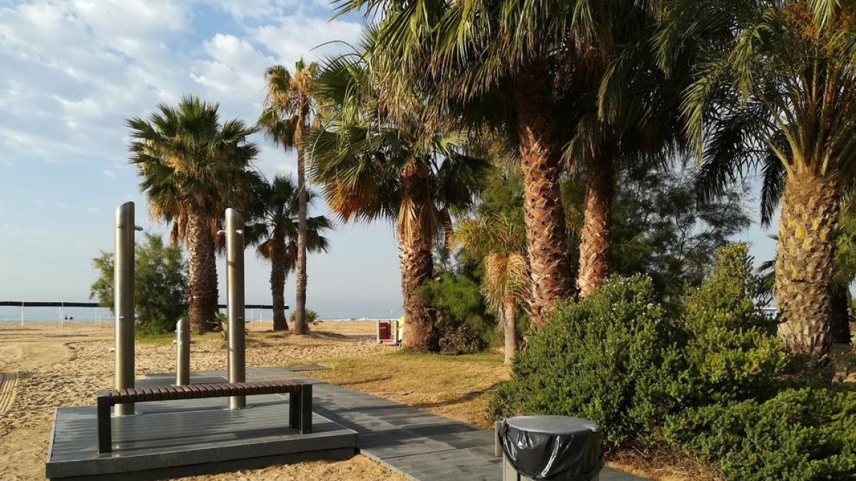 Dutxes a la platja de Cambrils.