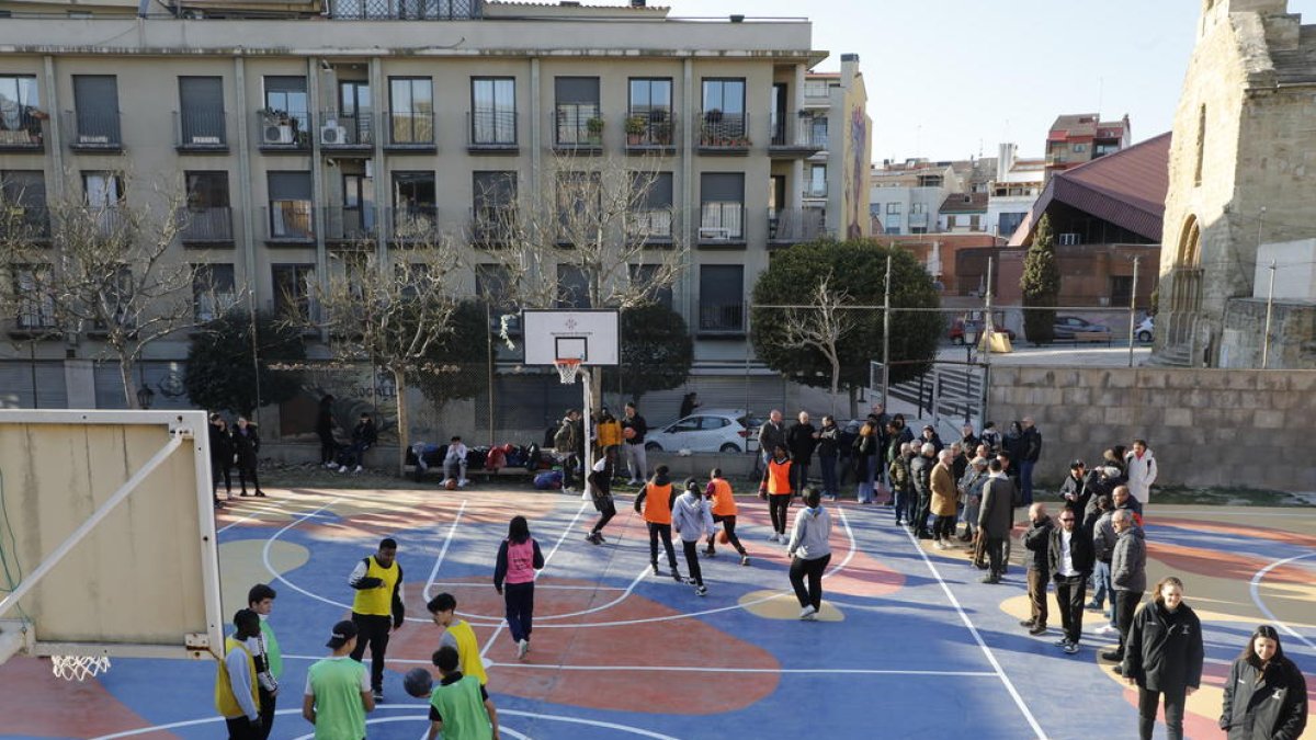 Un moment de la inauguració, ahir, de la nova pista de bàsquet de la Panera.