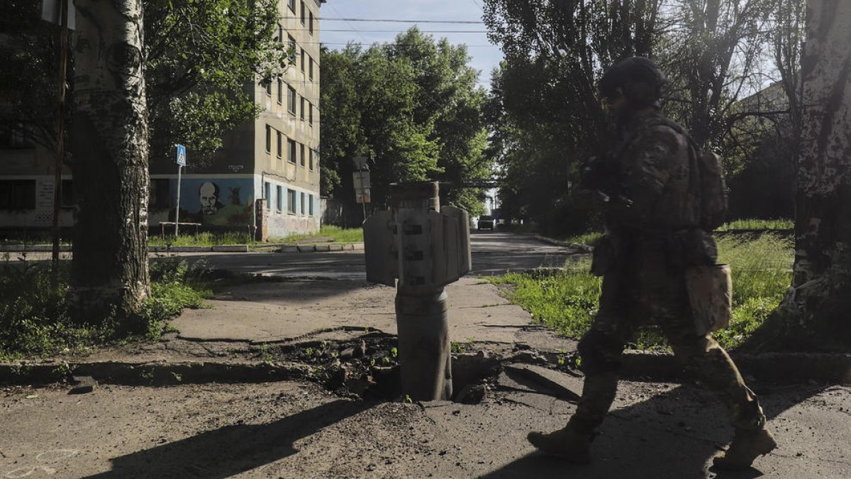 Un soldat ucraïnès passa al costat d’una part d’un coet a la ciutat de Severodonetsk.