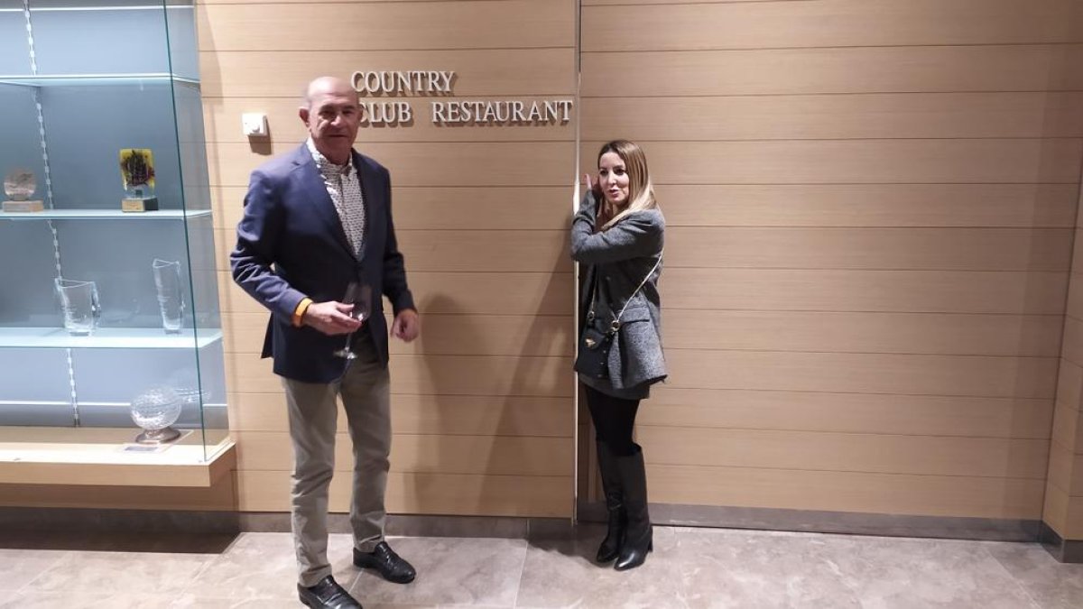 José Ramón Gabás y Tati Vilella, ayer en las instalaciones del club.