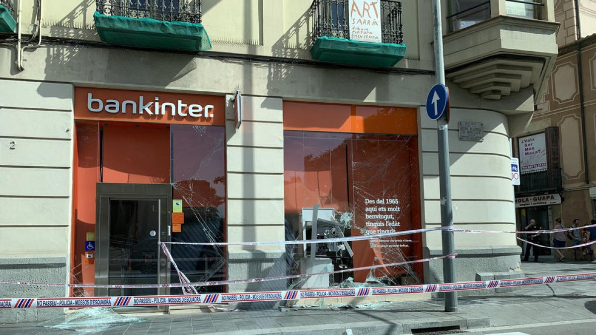 La explosión dañó los cajeros y los cristales de las sucursales.