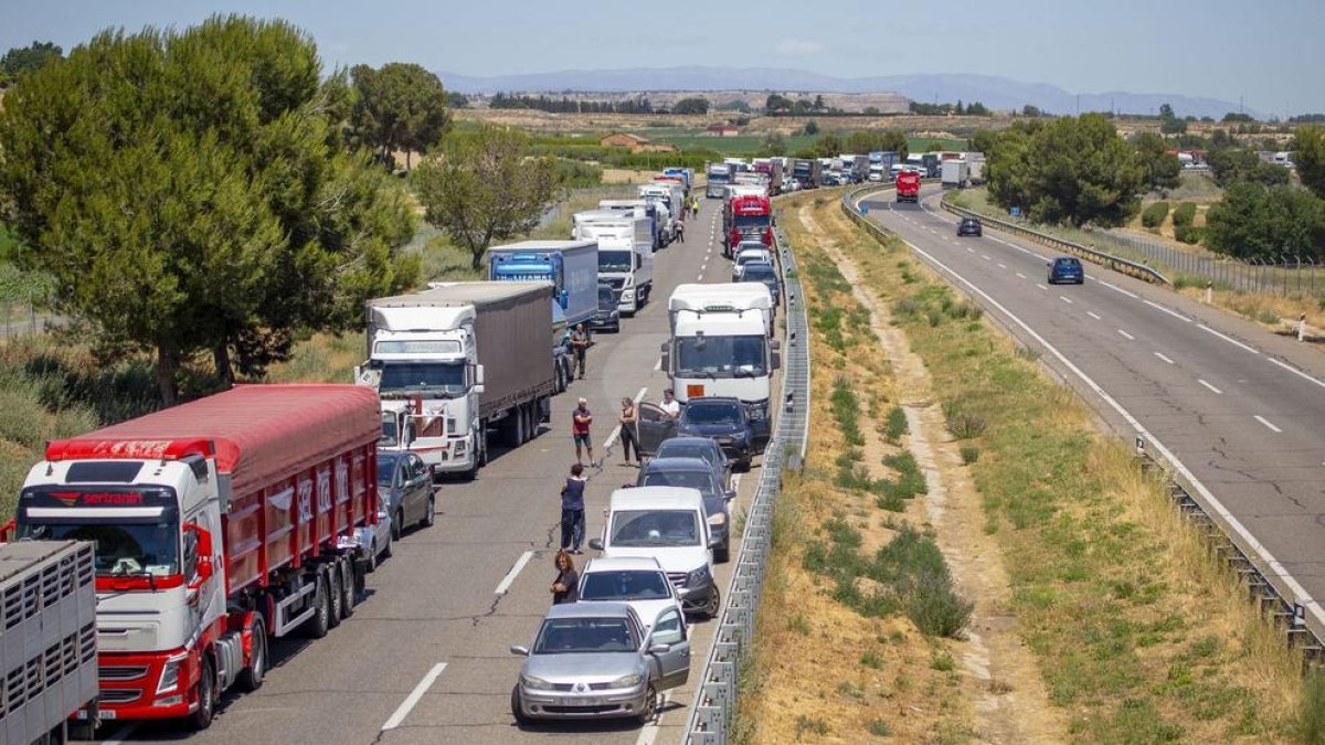 Cues a l'autovia A-2 en una imatge d'arxiu.