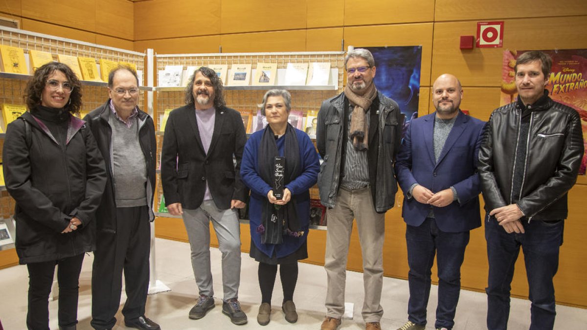 La premiada (al mig), amb les autoritats i membres del jurat.