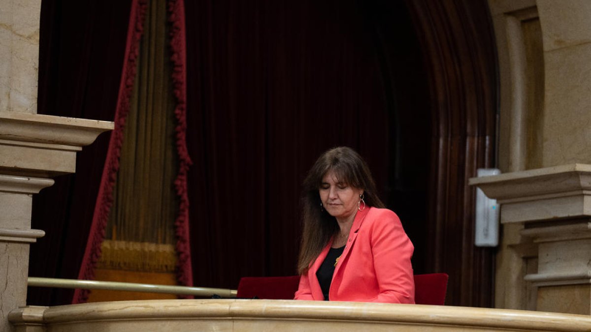 Borràs, de espectadora durante  una sesión plenaria en el Parlament durante el pasado mes de abril.