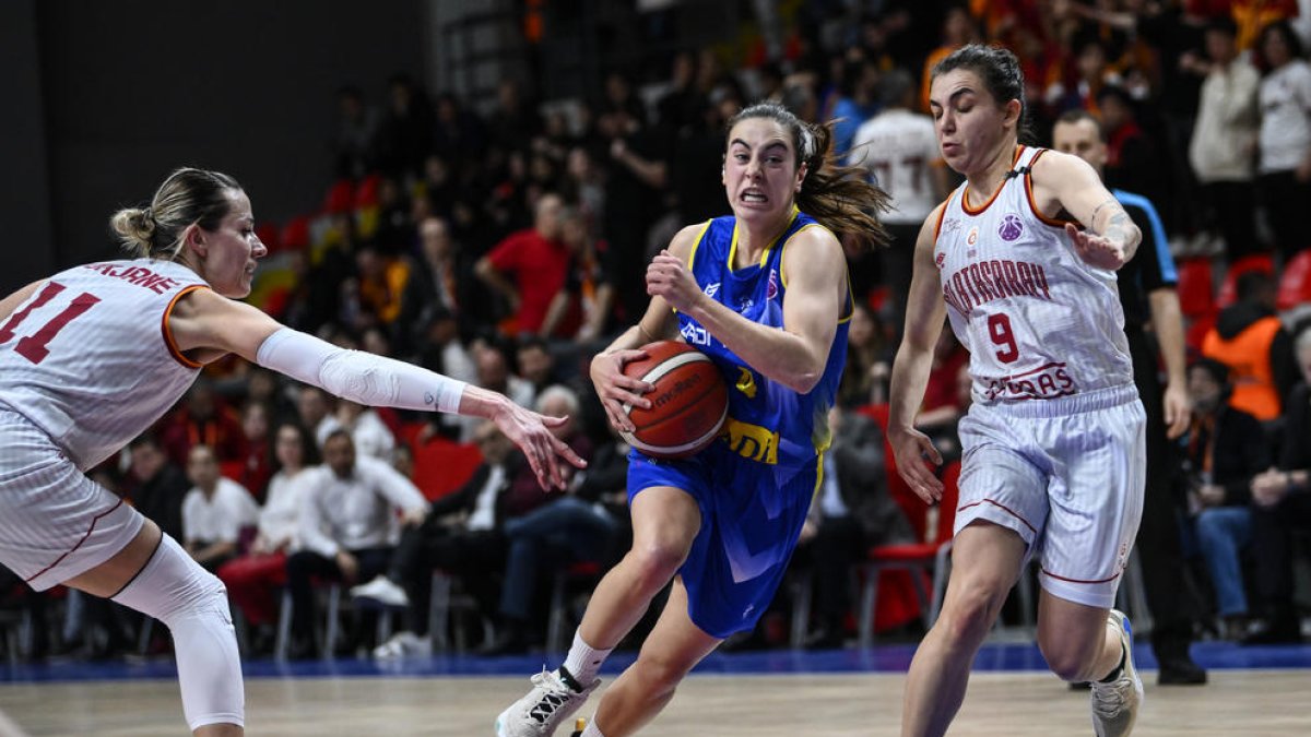 Laia Raventós, una de las destacadas del partido de ayer en Estambul, entra con decisión a canasta ante la defensa de las jugadoras locales Pulvere y Bilgic.