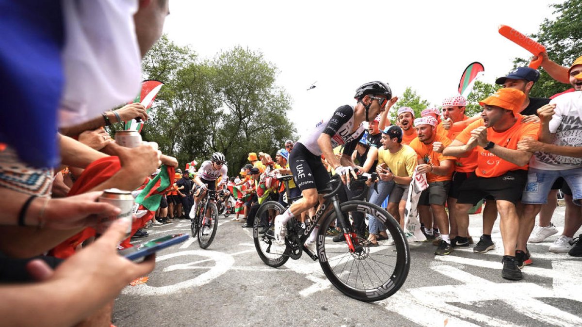 Adam Yates es animado por el numeroso público que llenó ayer las carreteras vascas.