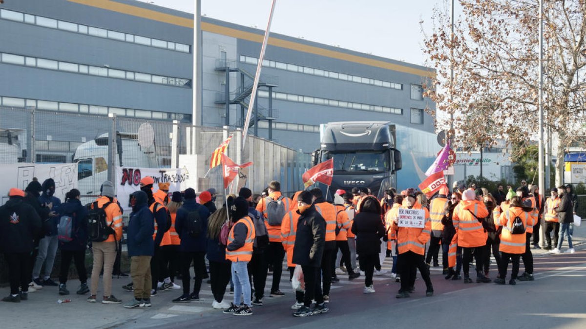 Bloqueig de la sortida de camions al centre logístic del Prat.