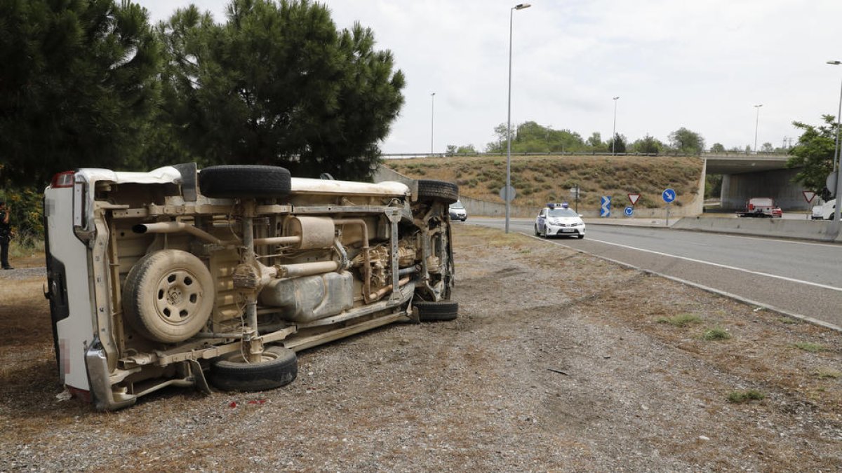 Imagen del todoterreno ‘pick up’ volcado.