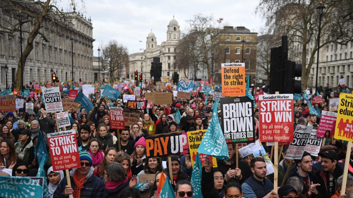 Manifestantes marchan en Londres en una jornada de huelga para reclamar mejoras salariales.