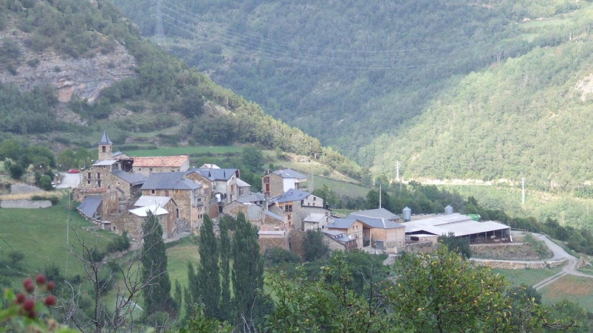 Las eras, casas y calles de Vilamur se llenan de arte con las obras de una treintena de artistas