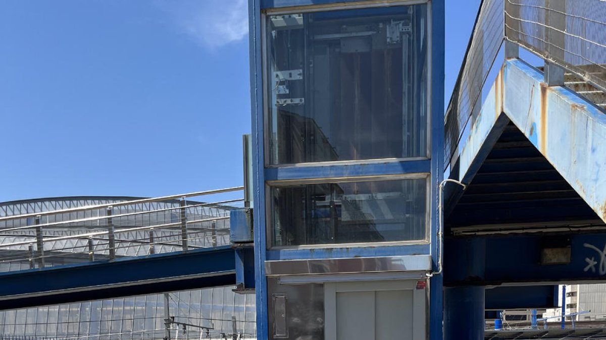 Imatge d’ahir de l’ascensor amb la cinta a terra.