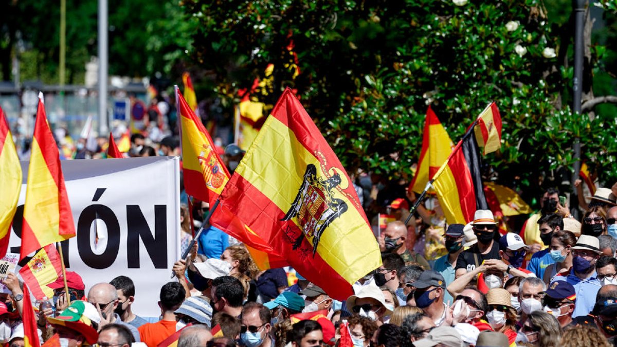 Manifestación de Vox con banderas preconstitucionales.