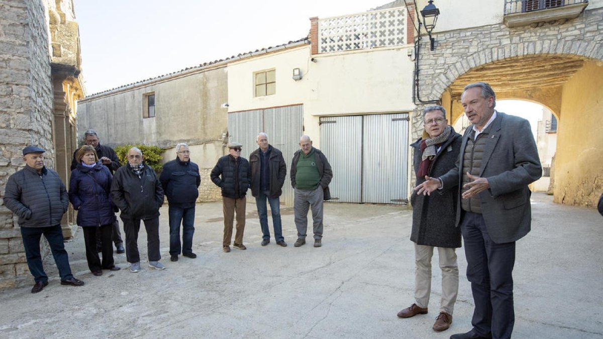 El presidente de la corporación en el núcleo de Sant Guim.