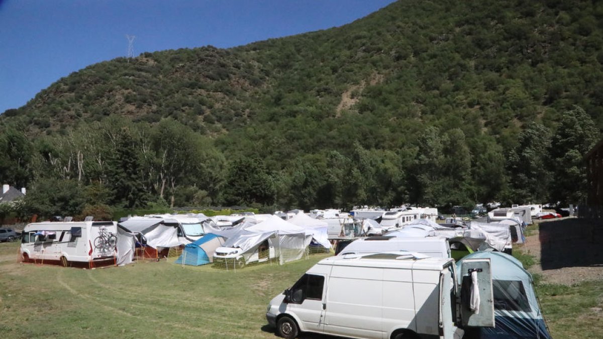 Un poblado de 200 caravanas en Rialp para una prueba deportiva con perros