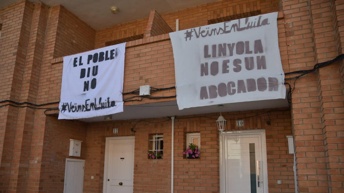 Dos de les pancartes que han penjat els veïns de Linyola.